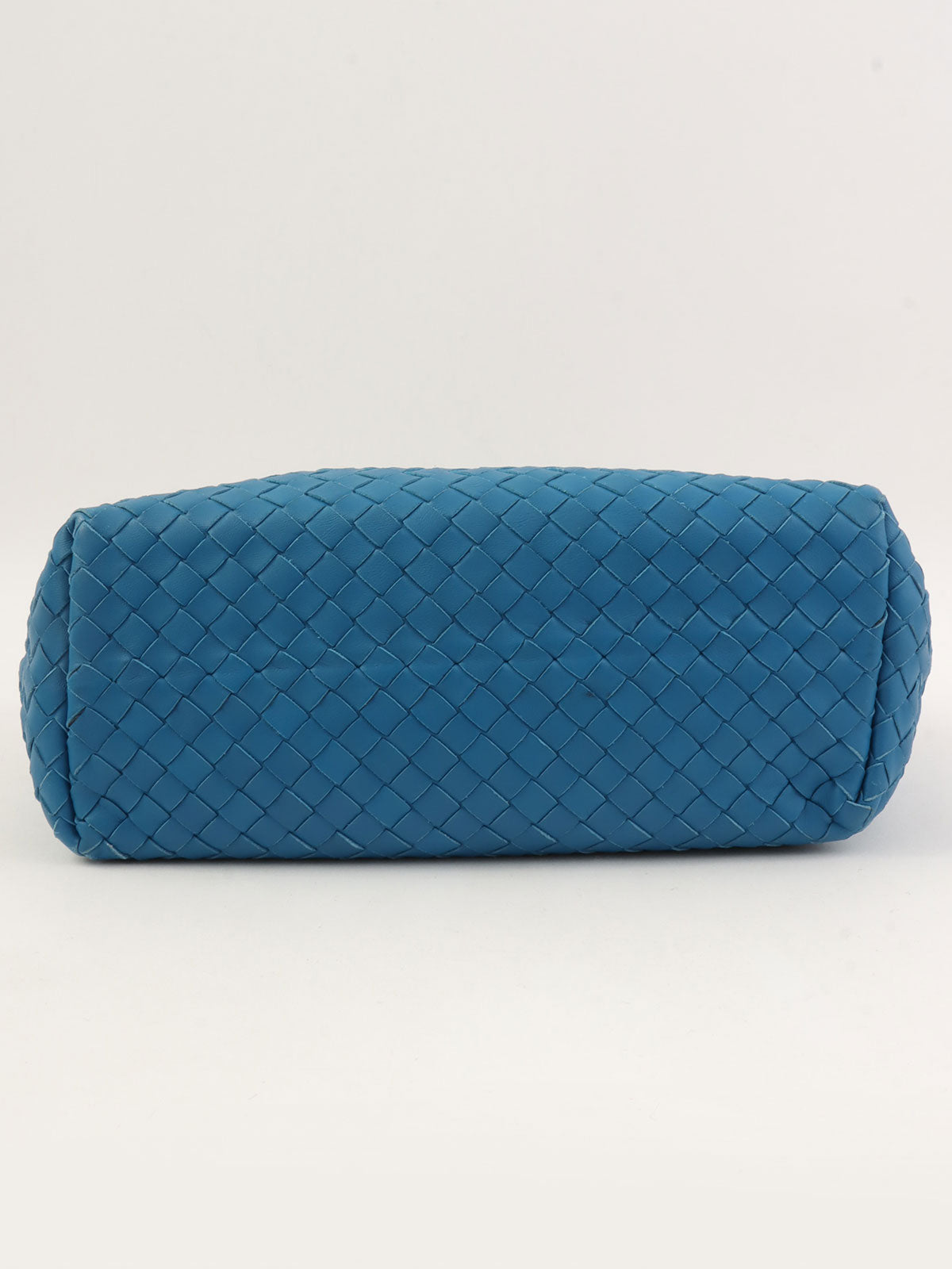 蓝色编织手提包