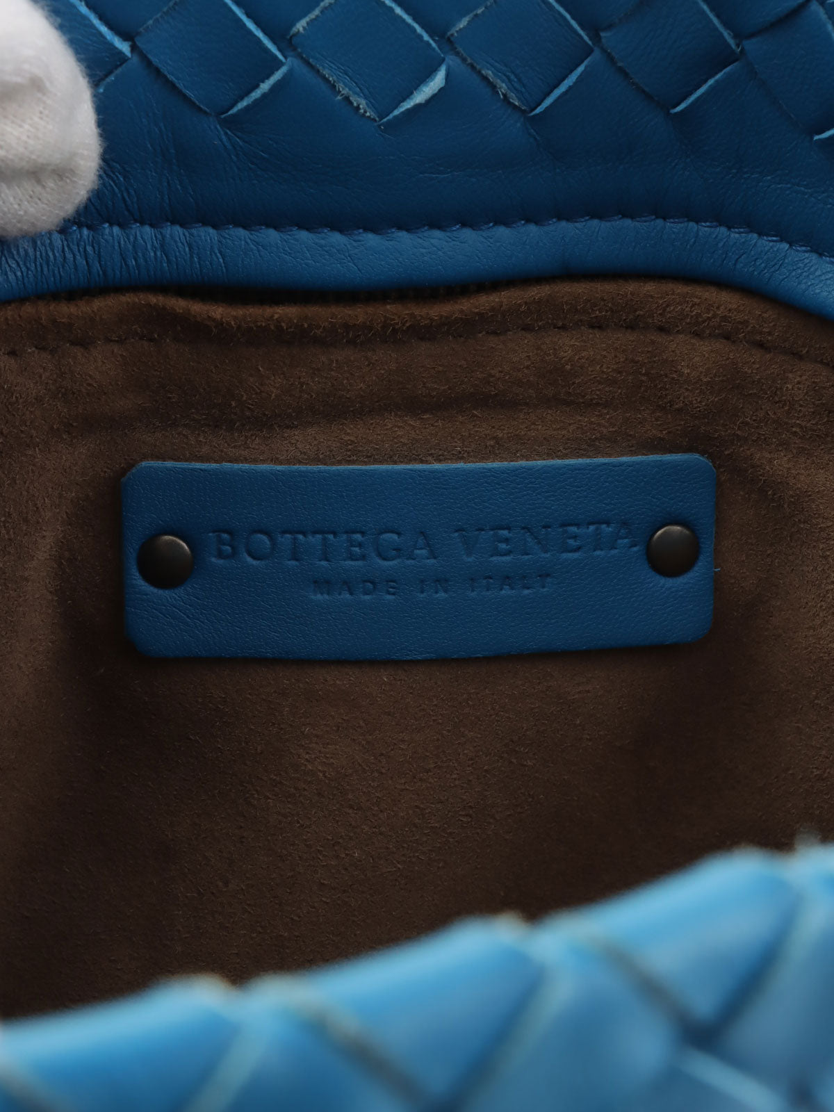 蓝色编织手提包