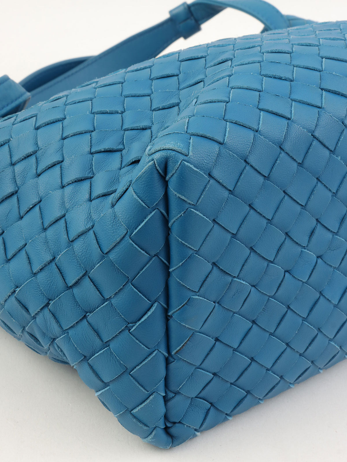 蓝色编织手提包