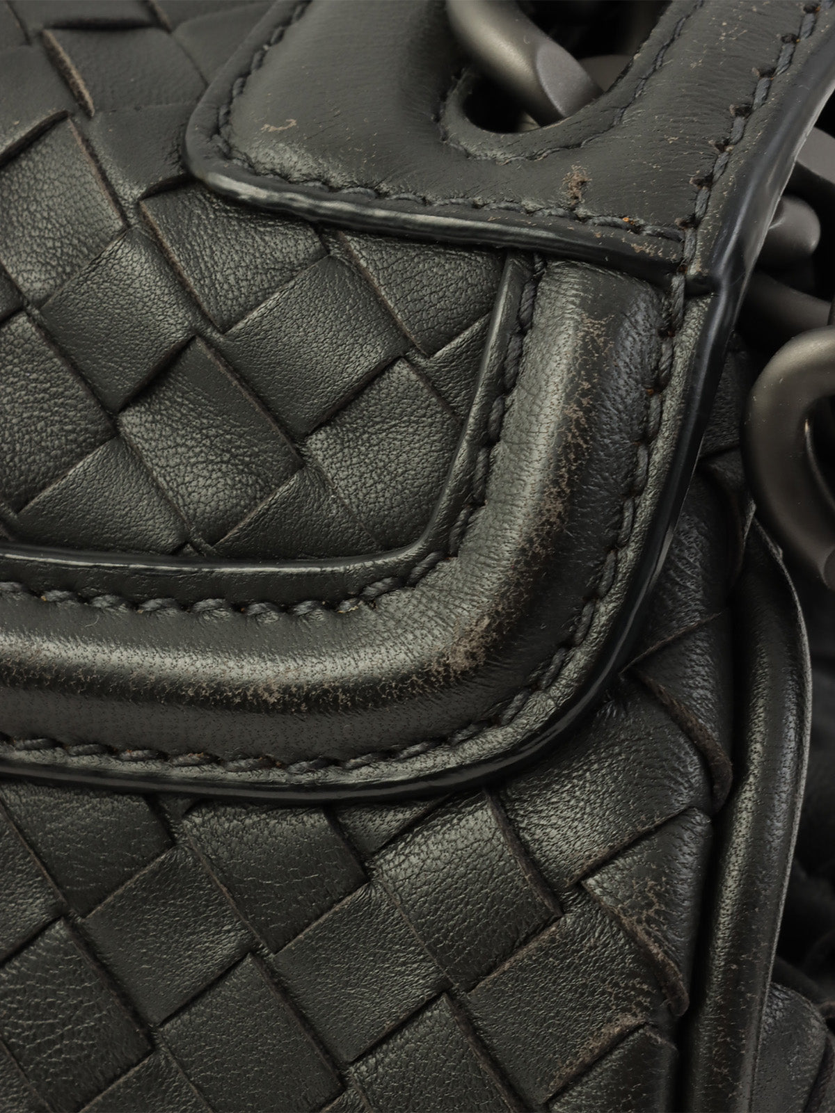 イントレチャートショルダーバック チャコールグレー