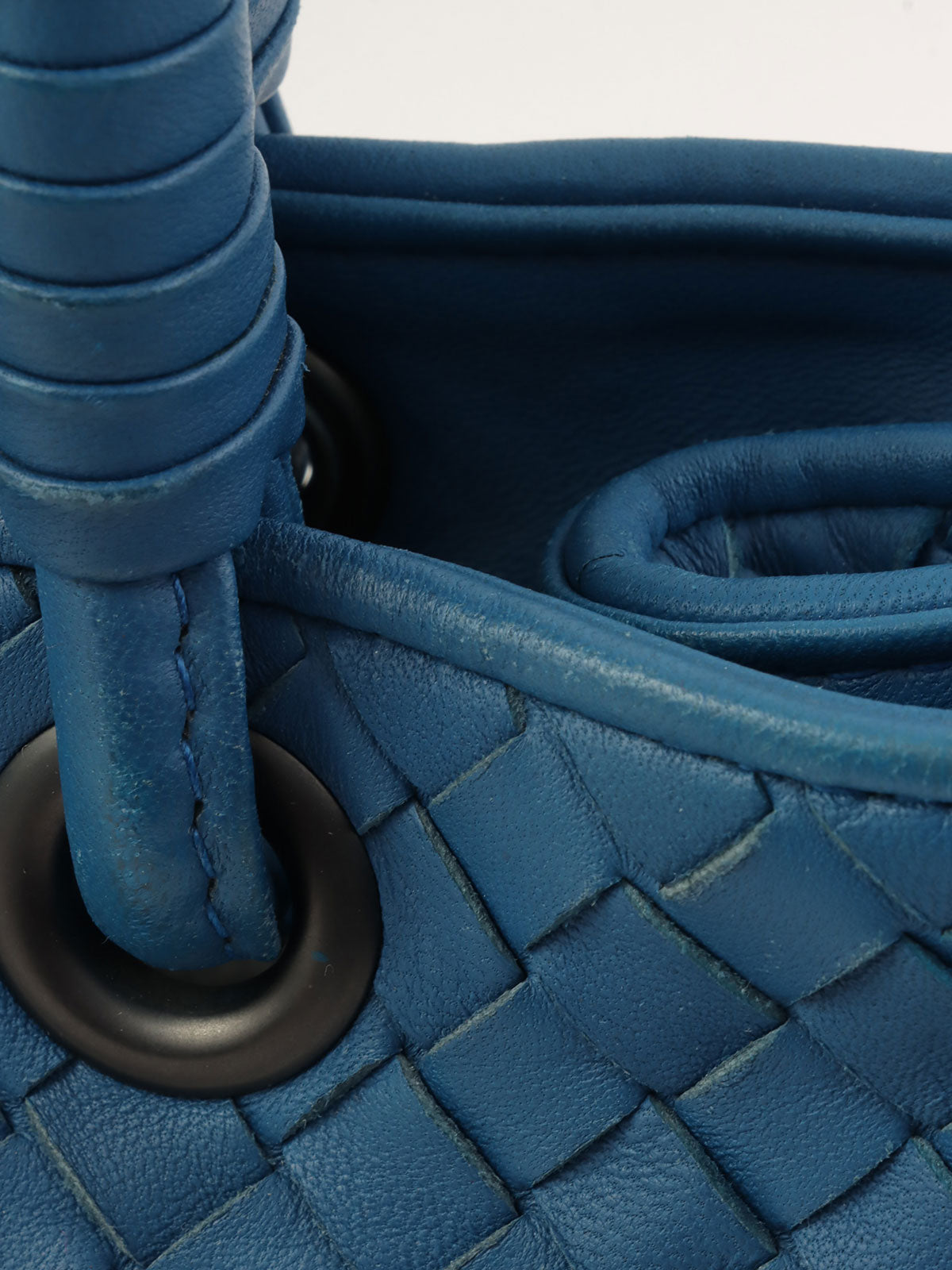 蓝色编织手提包