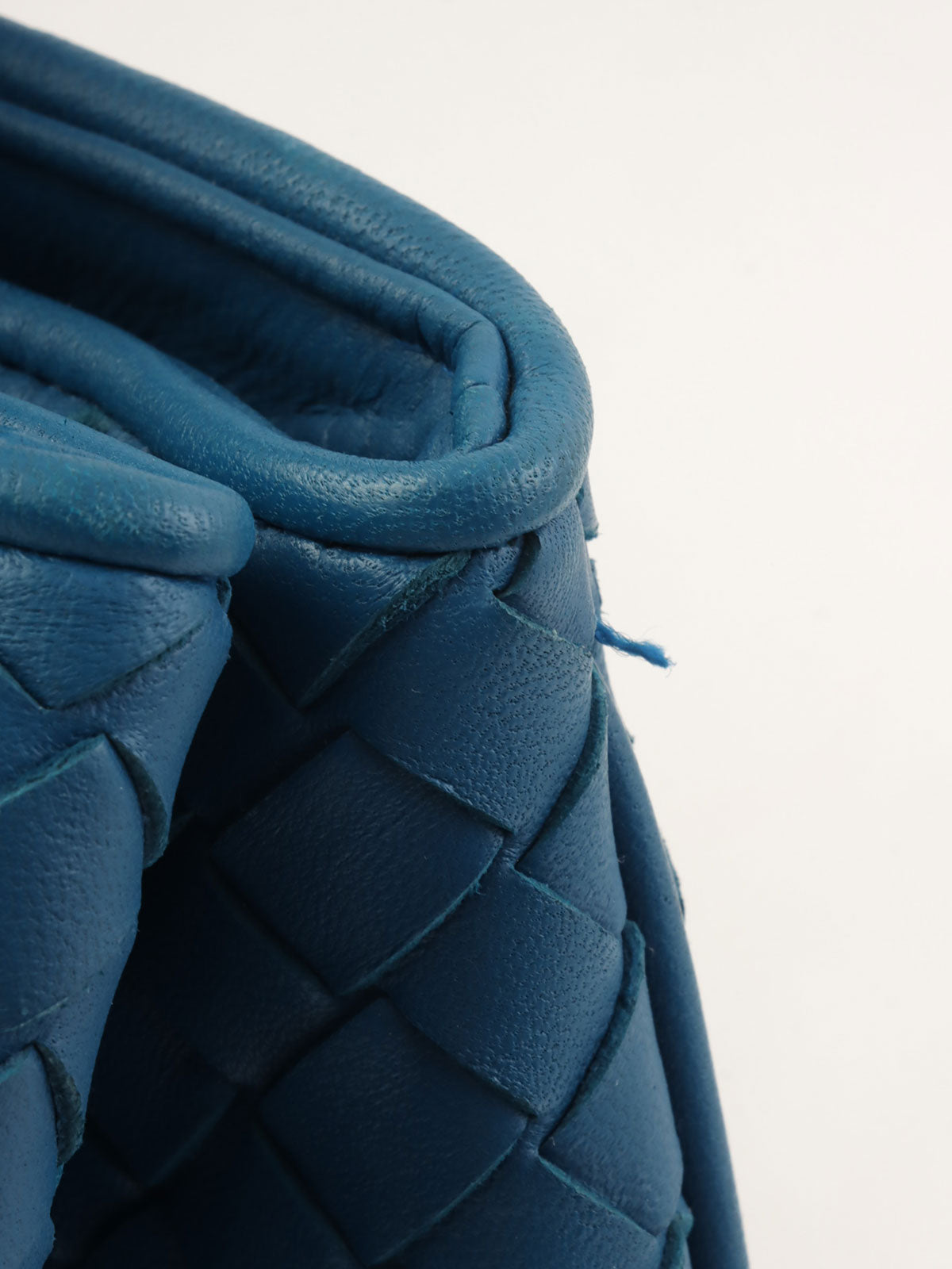 蓝色编织手提包