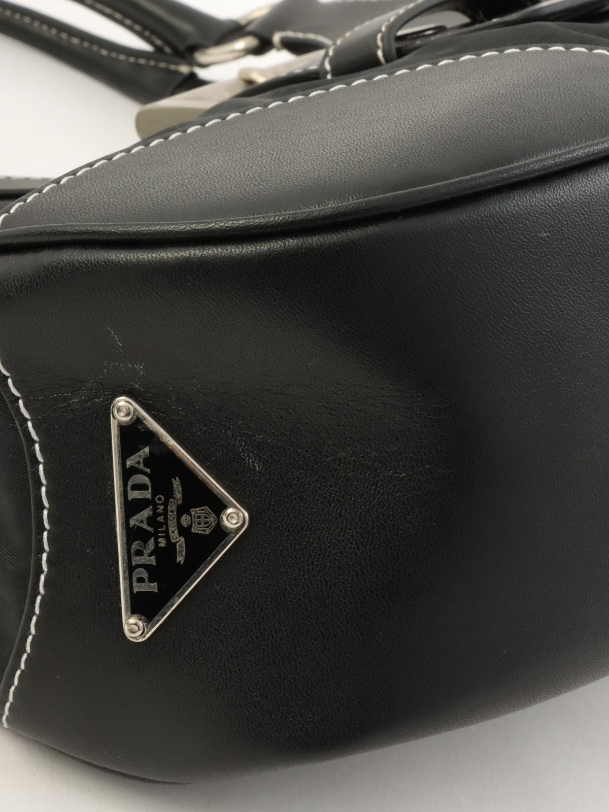 黑色尼龙和皮革拼接logo铭牌手提包