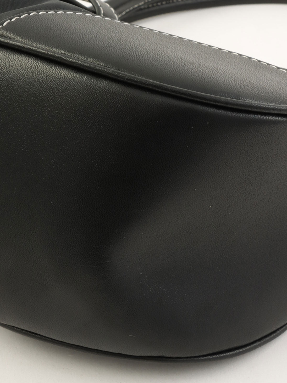 黑色尼龙和皮革拼接logo铭牌手提包