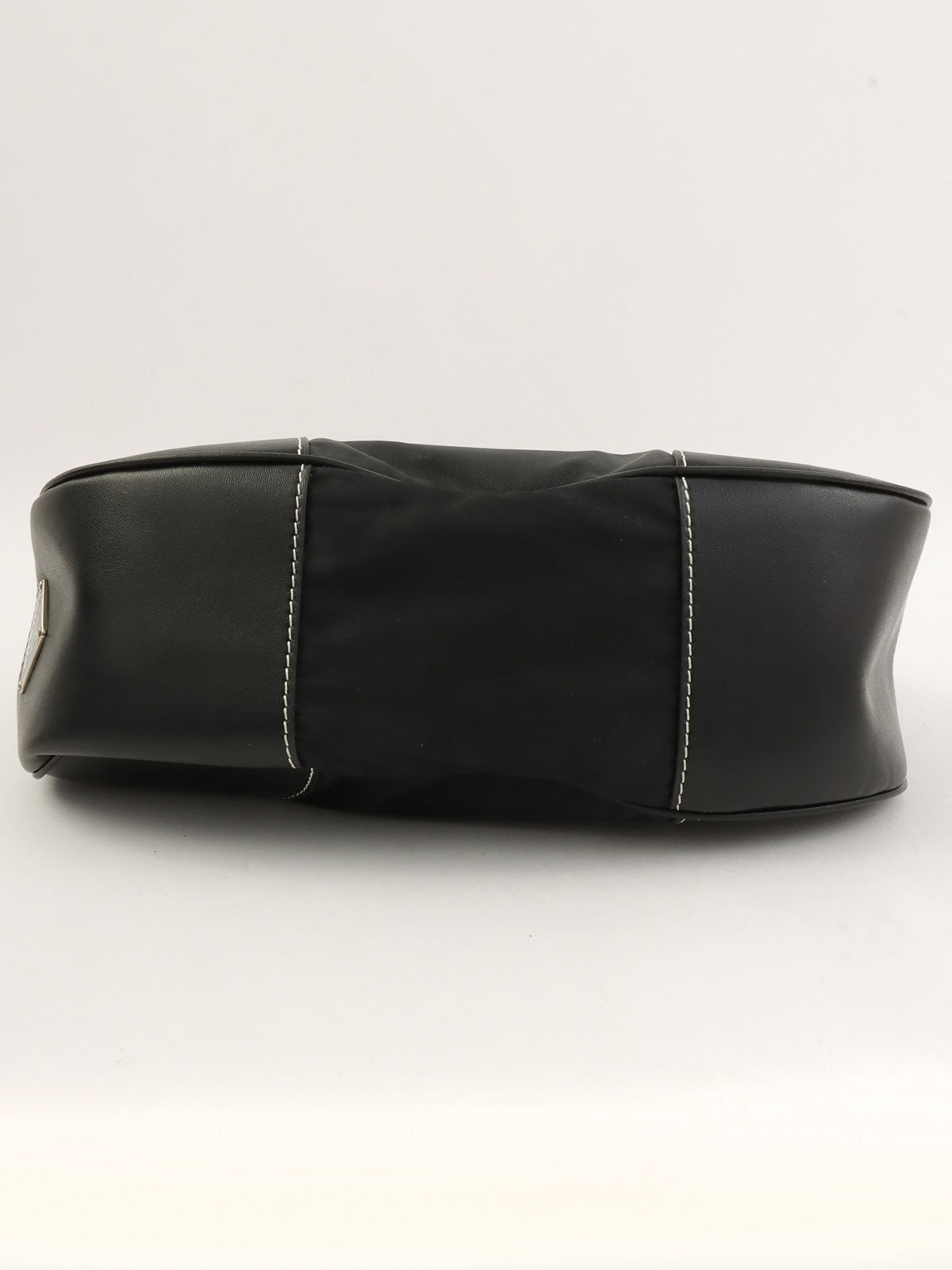 黑色尼龙和皮革拼接logo铭牌手提包