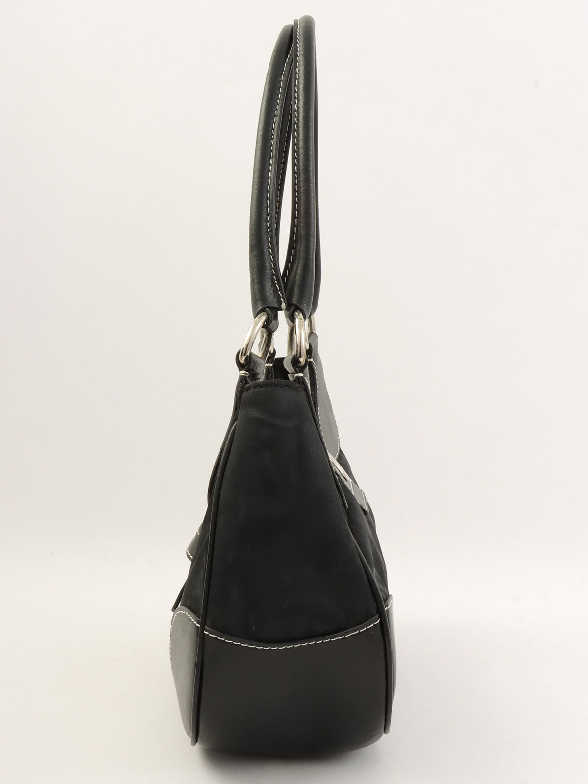 黑色尼龙和皮革拼接logo铭牌手提包