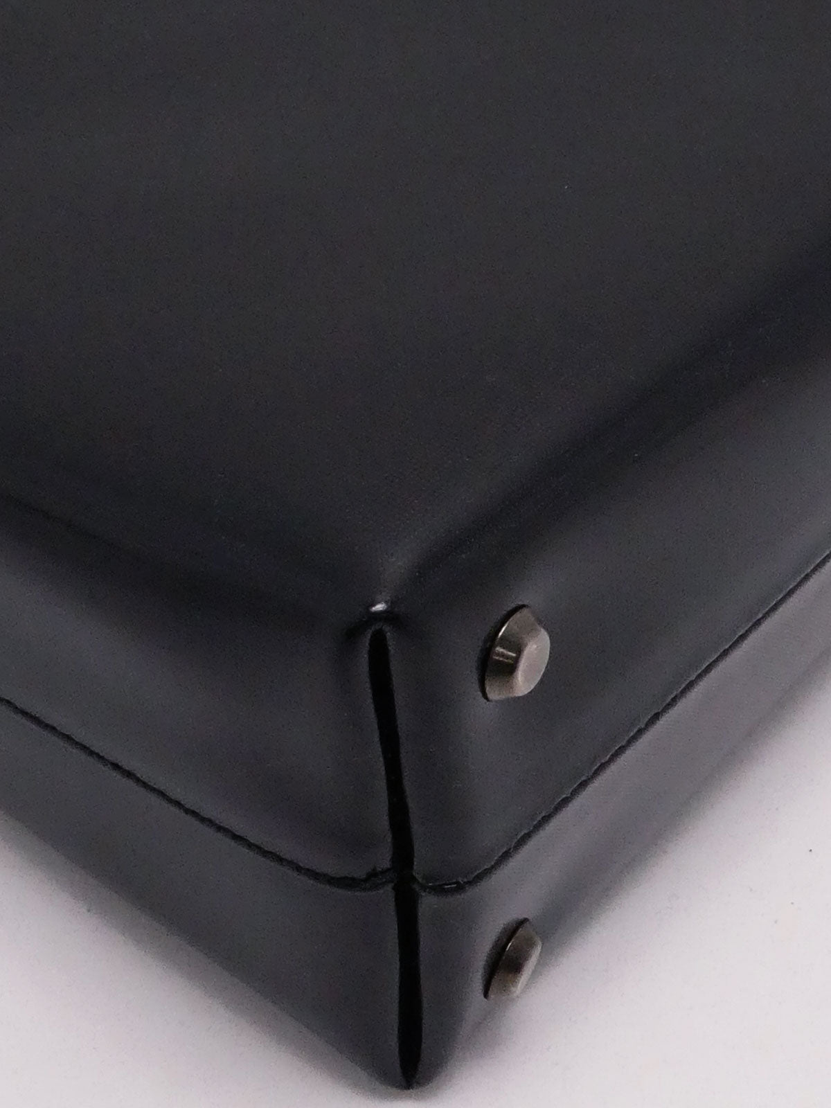 スクエアロゴエンボスハンドバッグ ブラック