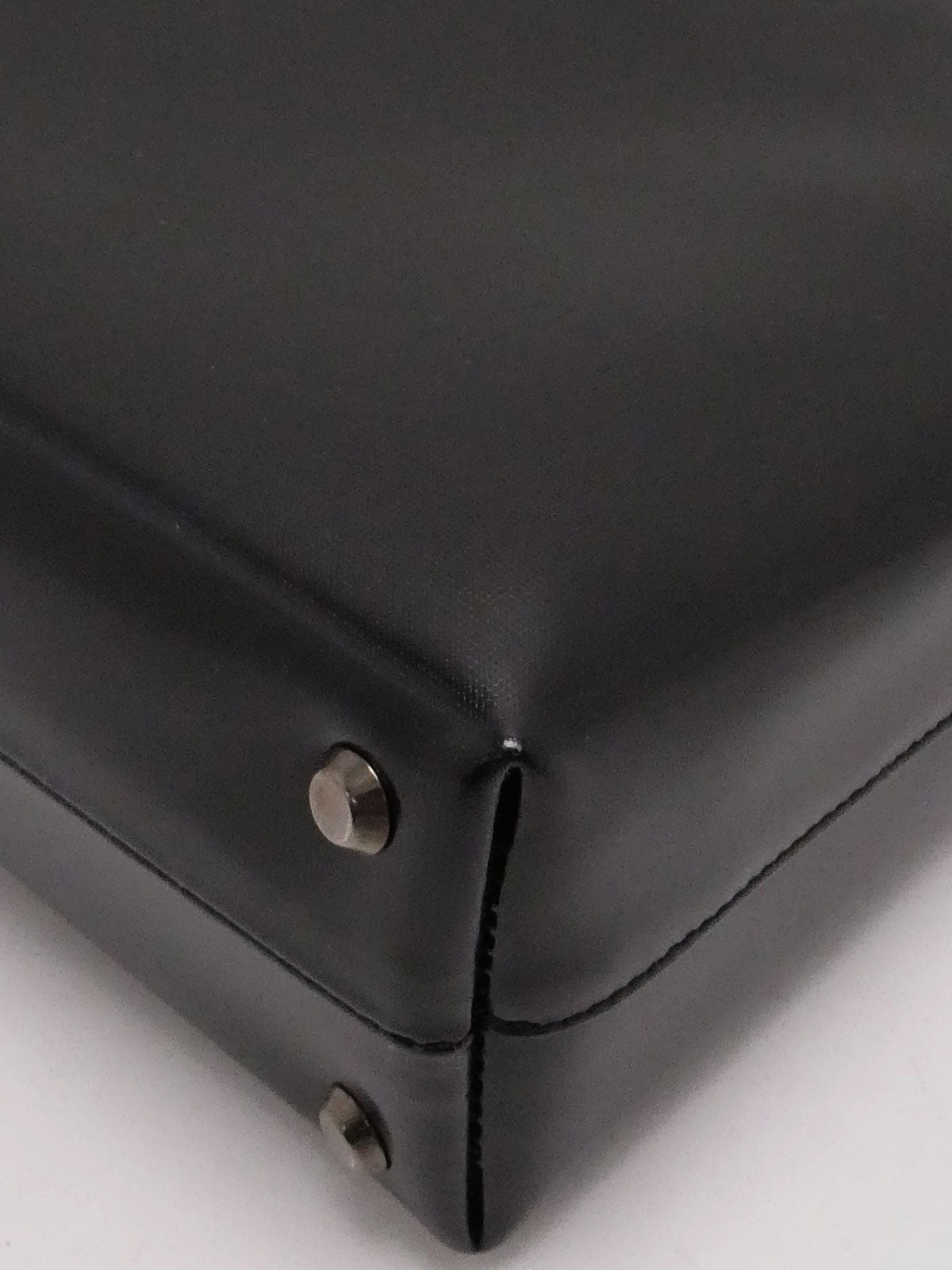 スクエアロゴエンボスハンドバッグ ブラック