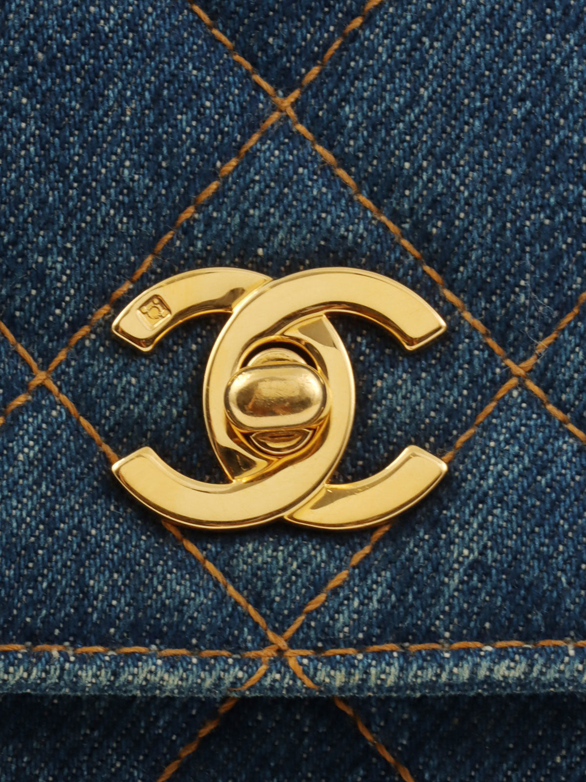 1997 年款 Denim CC 旋扣手提包，蓝色