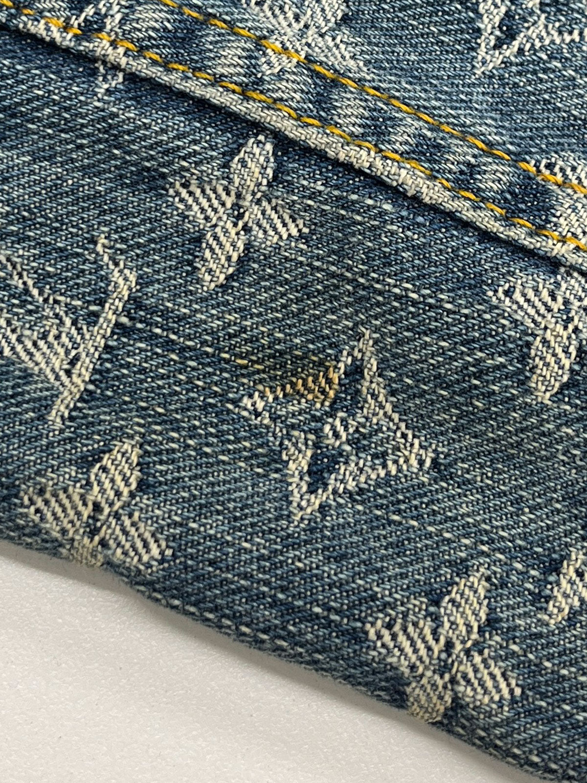 蓝棕色貂皮牛仔布字母图案夹克