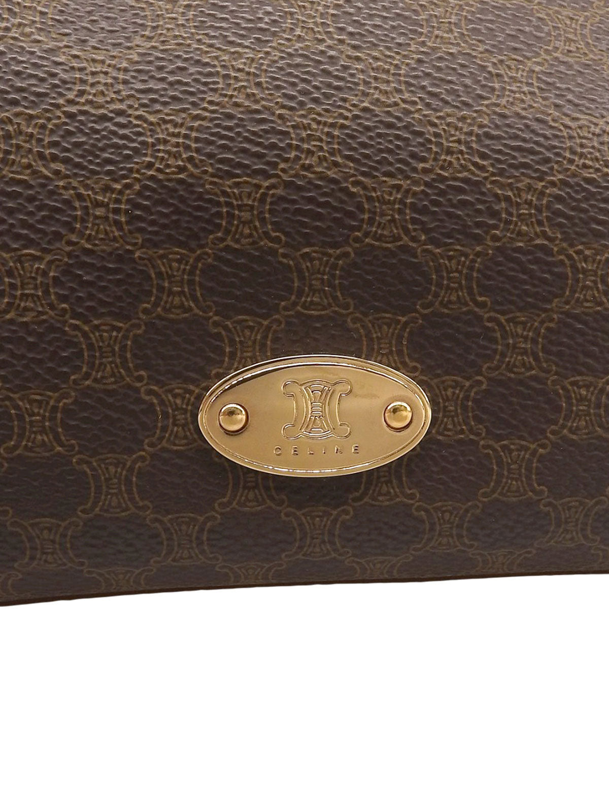 棕色单肩包，饰有碎石图案。