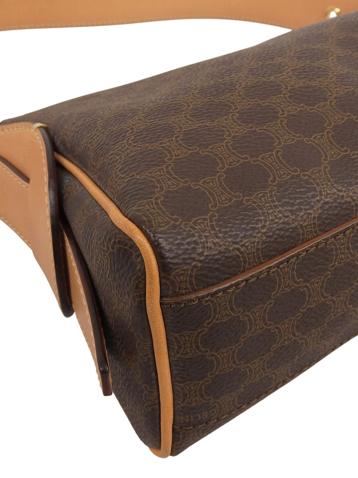 棕色单肩包，饰有碎石图案。