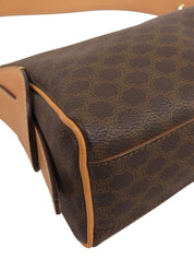 棕色单肩包，饰有碎石图案。