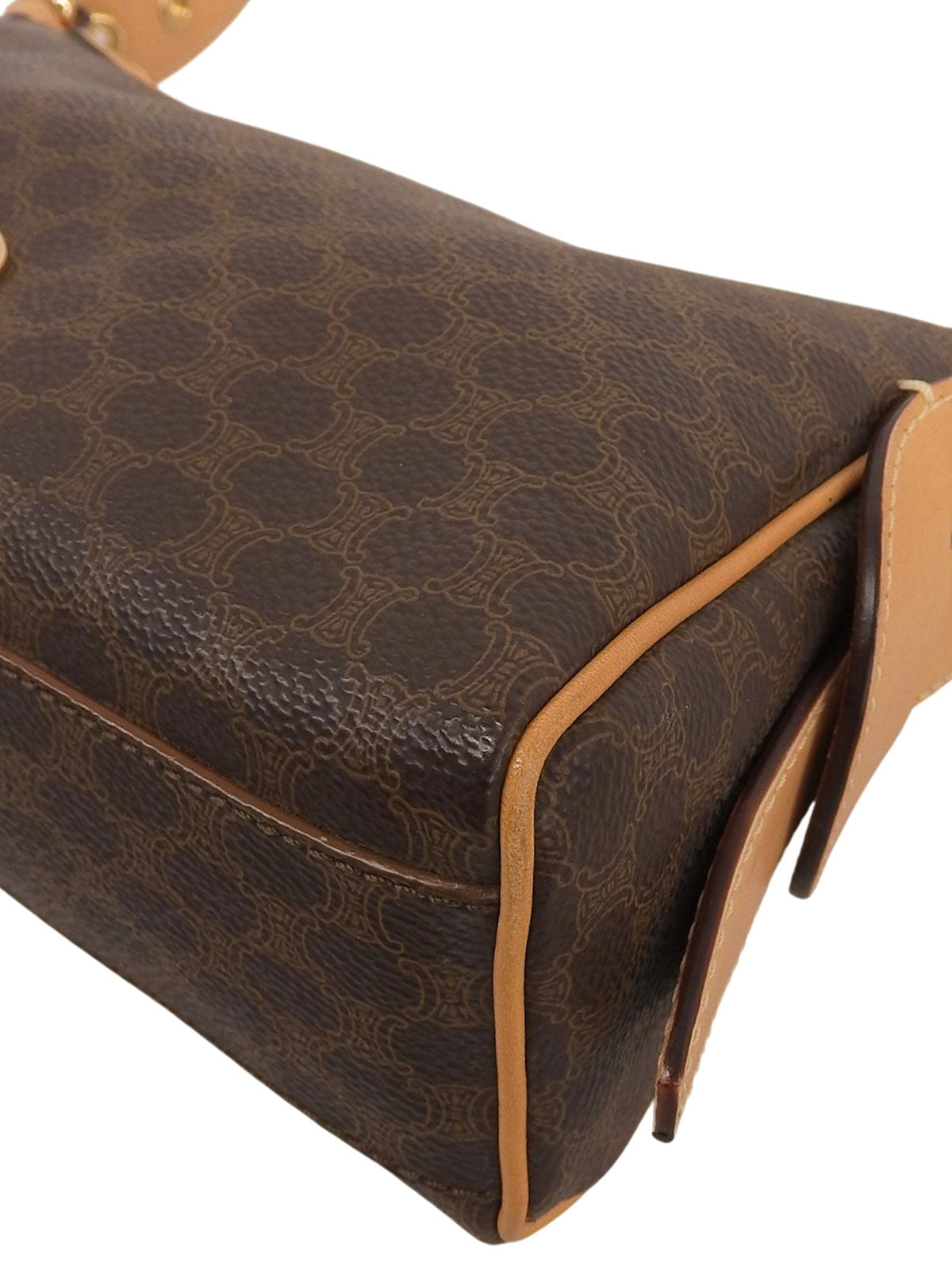 棕色单肩包，饰有碎石图案。