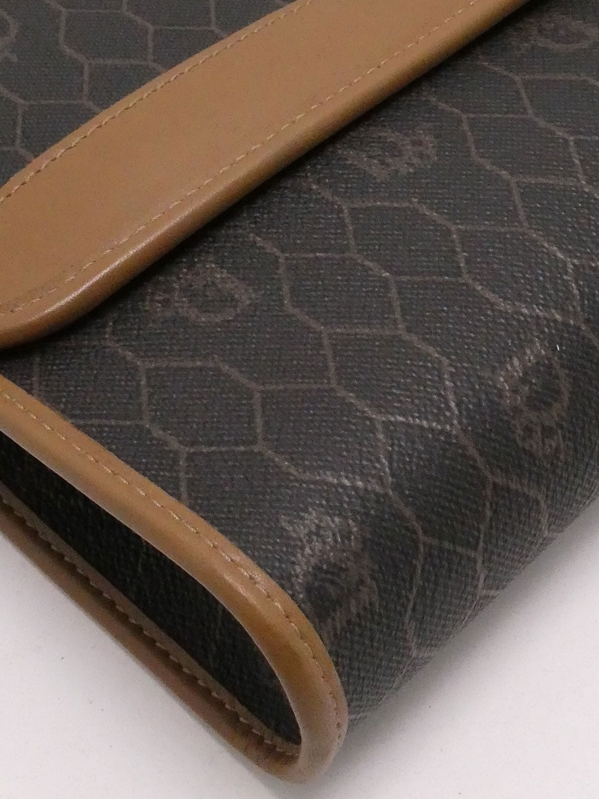 ハニカムパターンロゴプレートチェーンショルダーバッグ ブラウン