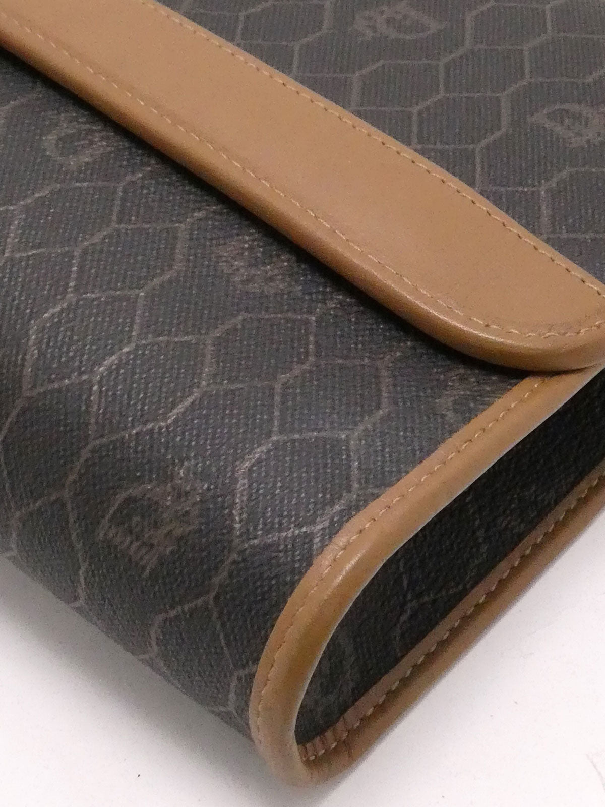 ハニカムパターンロゴプレートチェーンショルダーバッグ ブラウン