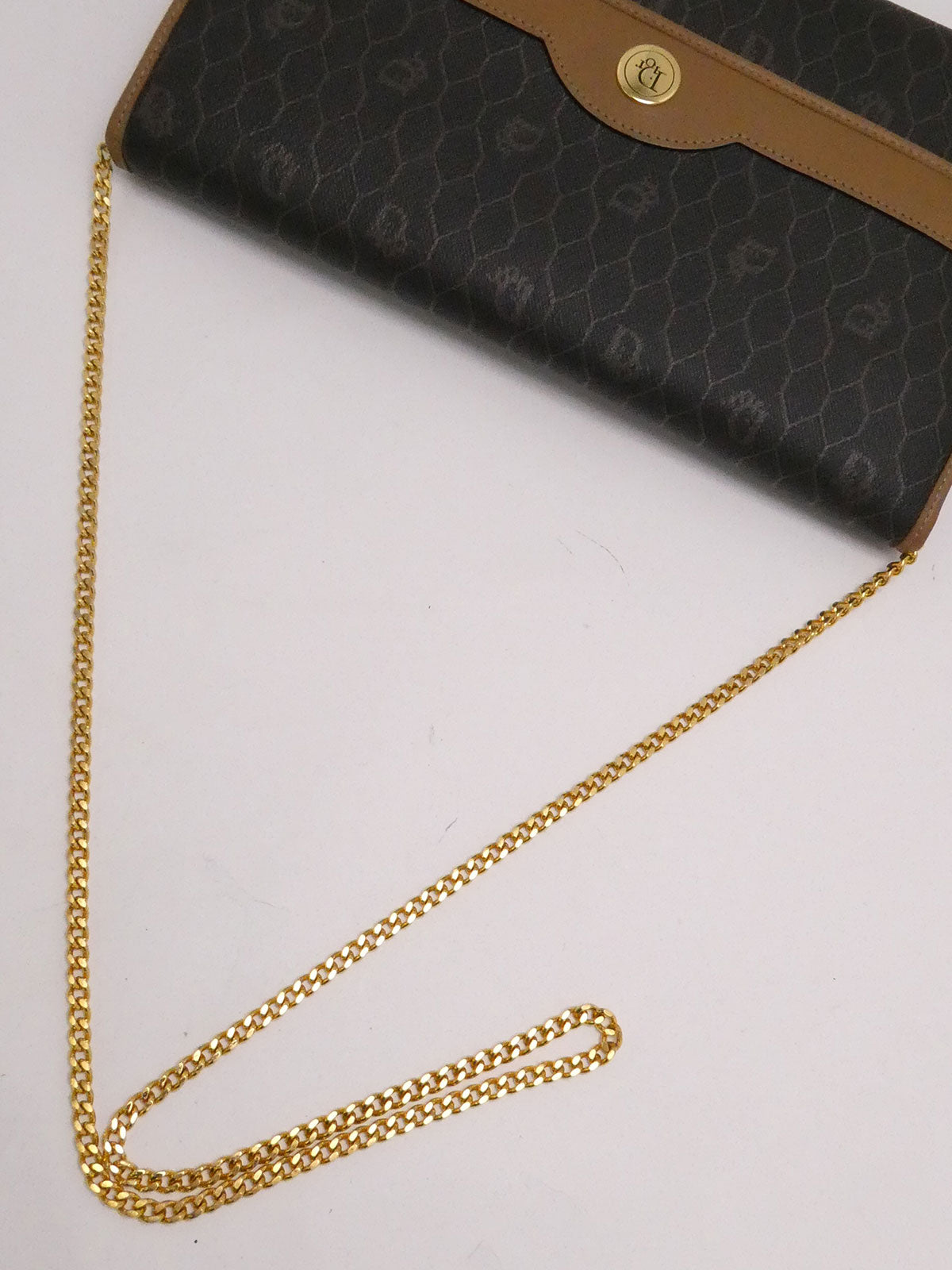 ハニカムパターンロゴプレートチェーンショルダーバッグ ブラウン