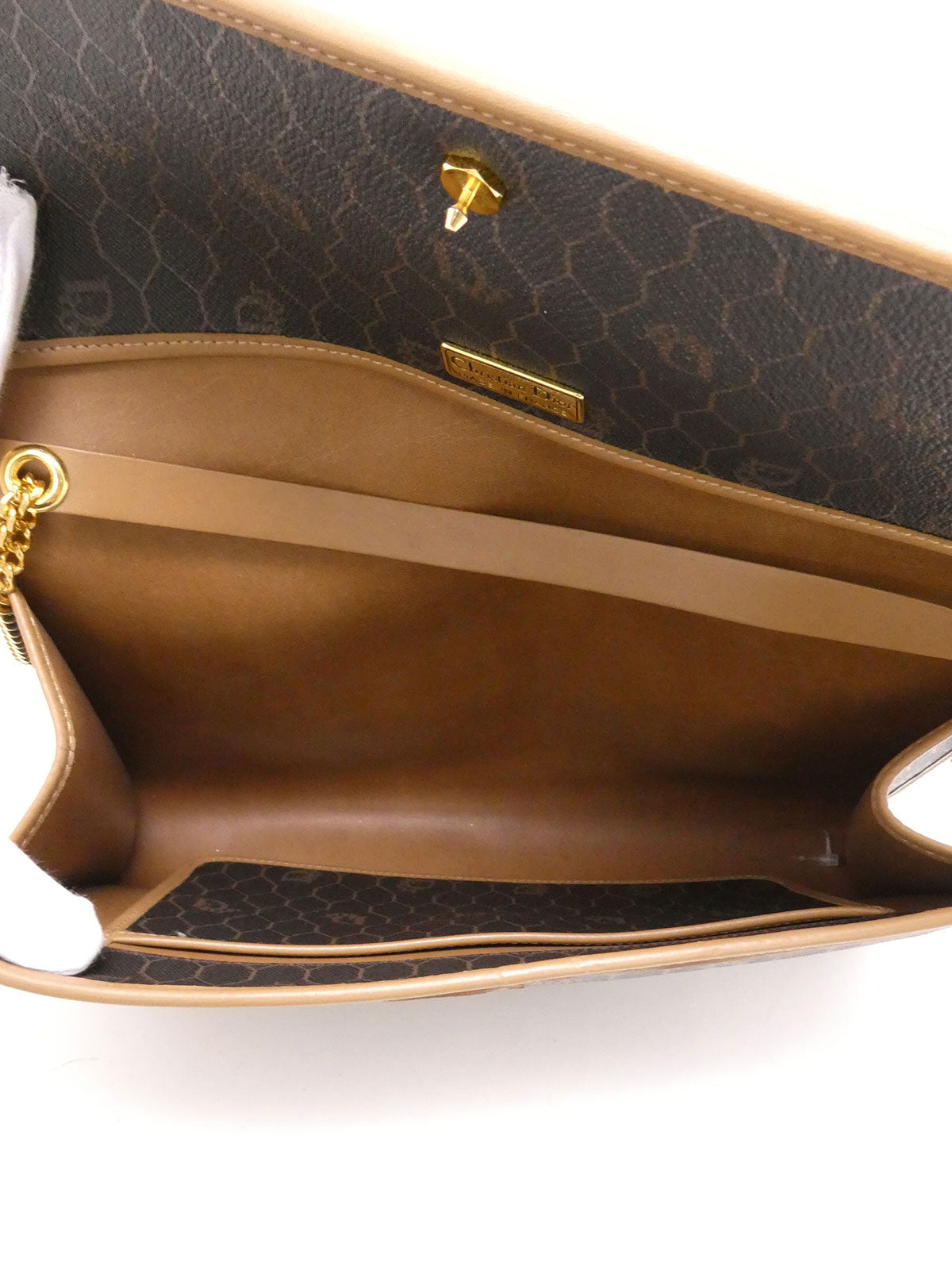 ハニカムパターンロゴプレートチェーンショルダーバッグ ブラウン