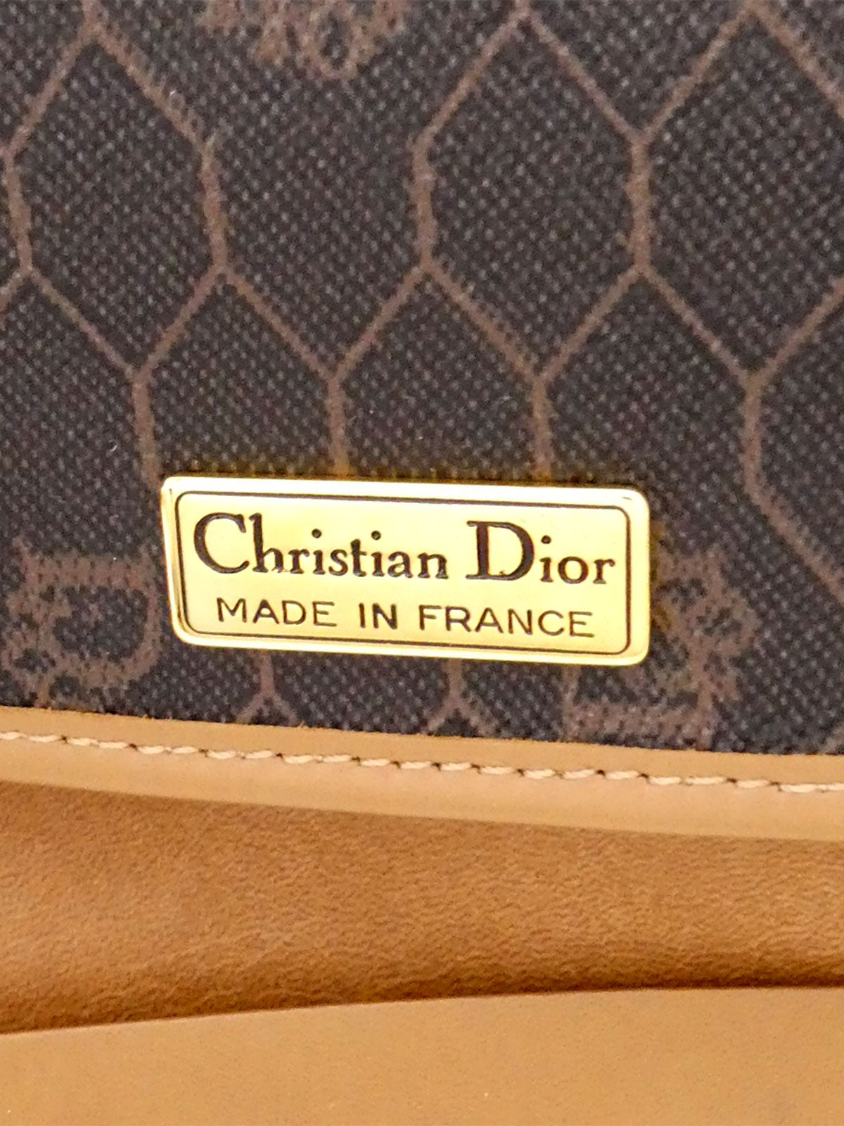 ハニカムパターンロゴプレートチェーンショルダーバッグ ブラウン