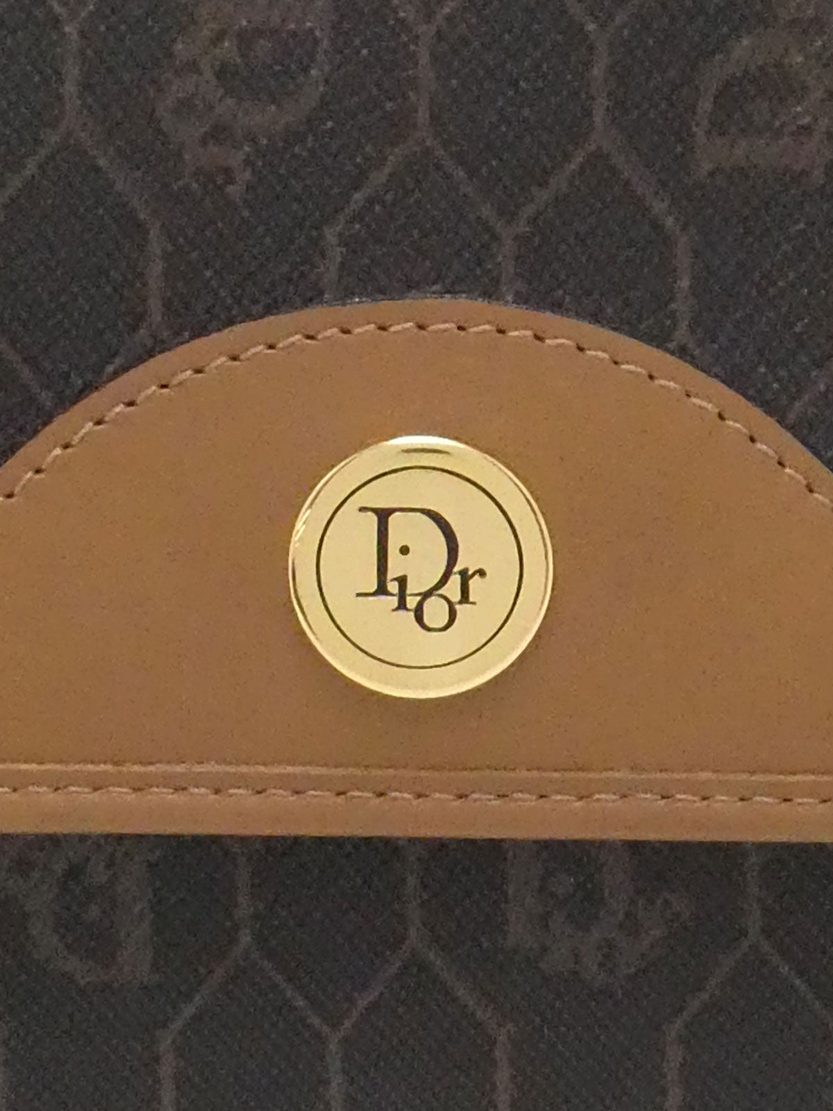 ハニカムパターンロゴプレートチェーンショルダーバッグ ブラウン