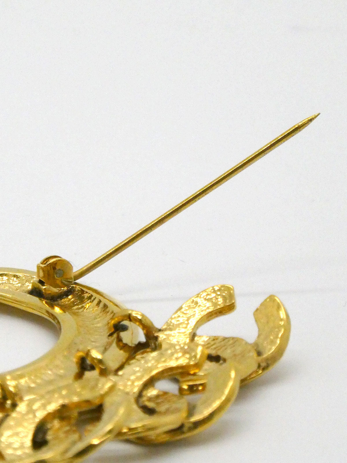 1994年製 サークル5CCマークスウィングブローチ ゴールド