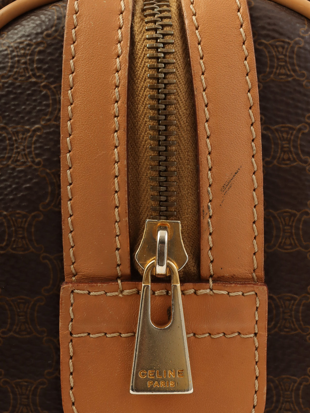 マカダムパターンロゴエンボスミニボストンバッグ ブラウン