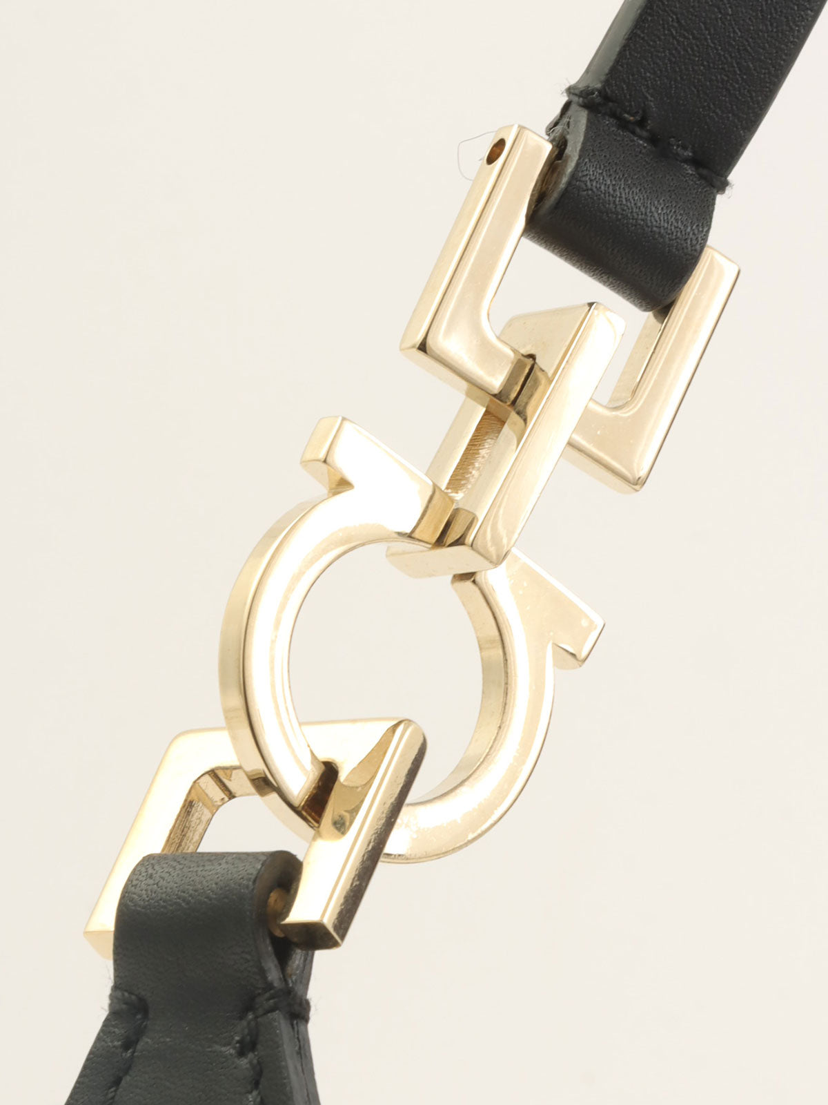 Gancini Plate 单肩包（黑色）