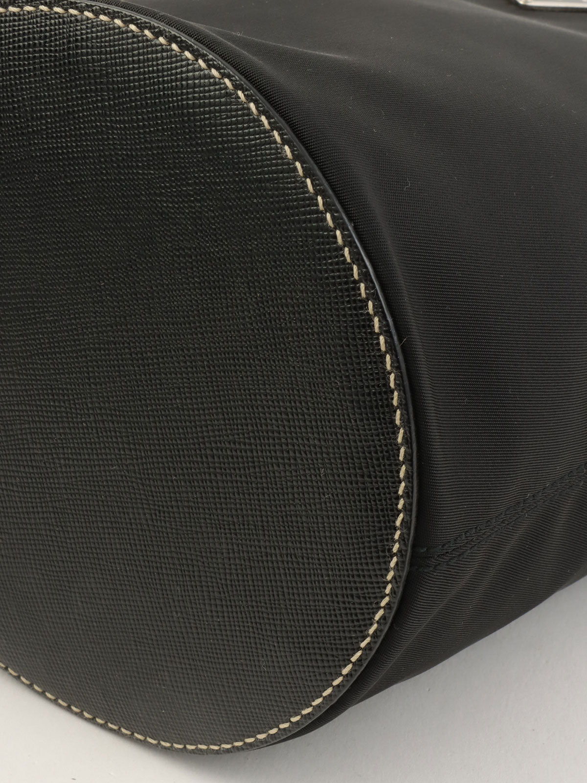 黑色尼龙水桶单肩包