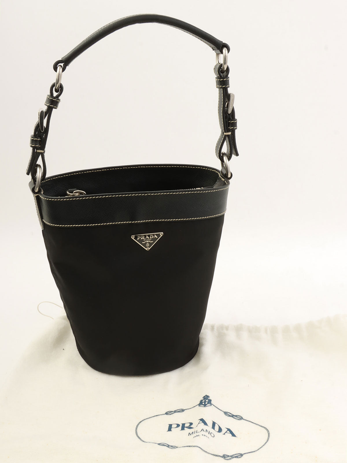 黑色尼龙水桶单肩包