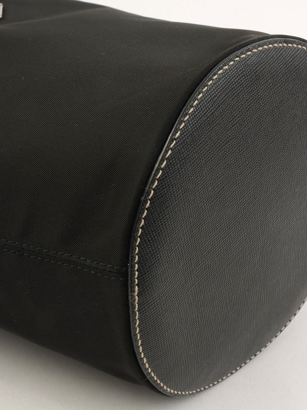 黑色尼龙水桶单肩包