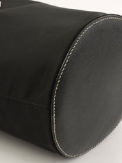 黑色尼龙水桶单肩包