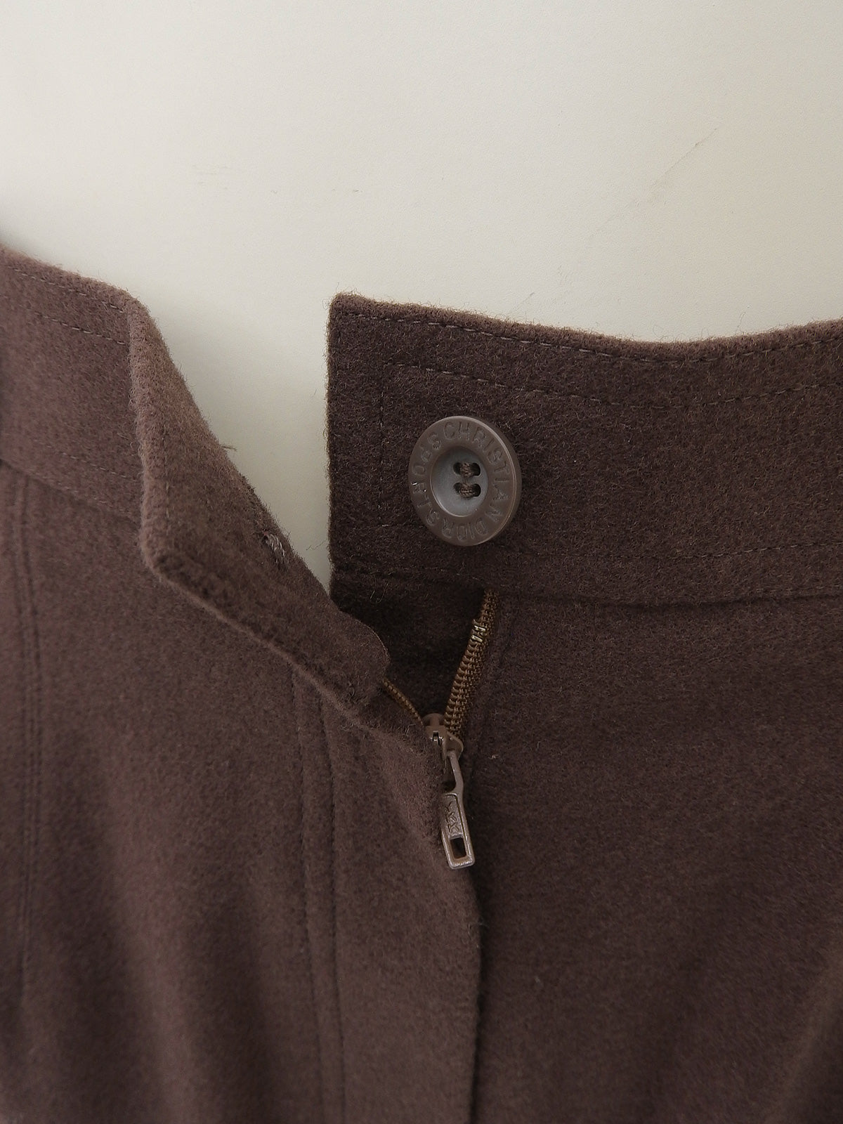 棕色后背刺绣logo裙