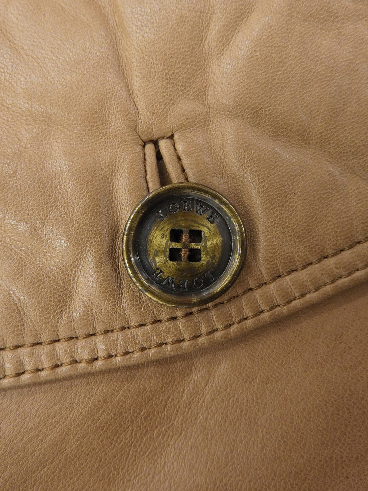 棕色真皮毛连帽带logo纽扣外套