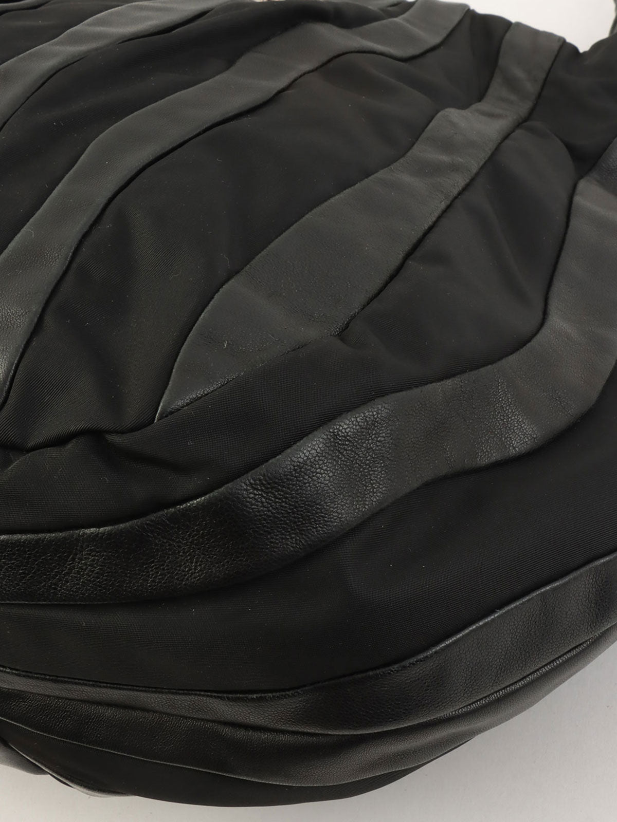 ナイロンレザーコンビロゴプレートワンショルダーバッグ ブラック