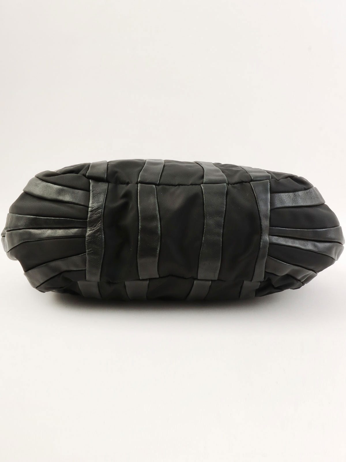 ナイロンレザーコンビロゴプレートワンショルダーバッグ ブラック