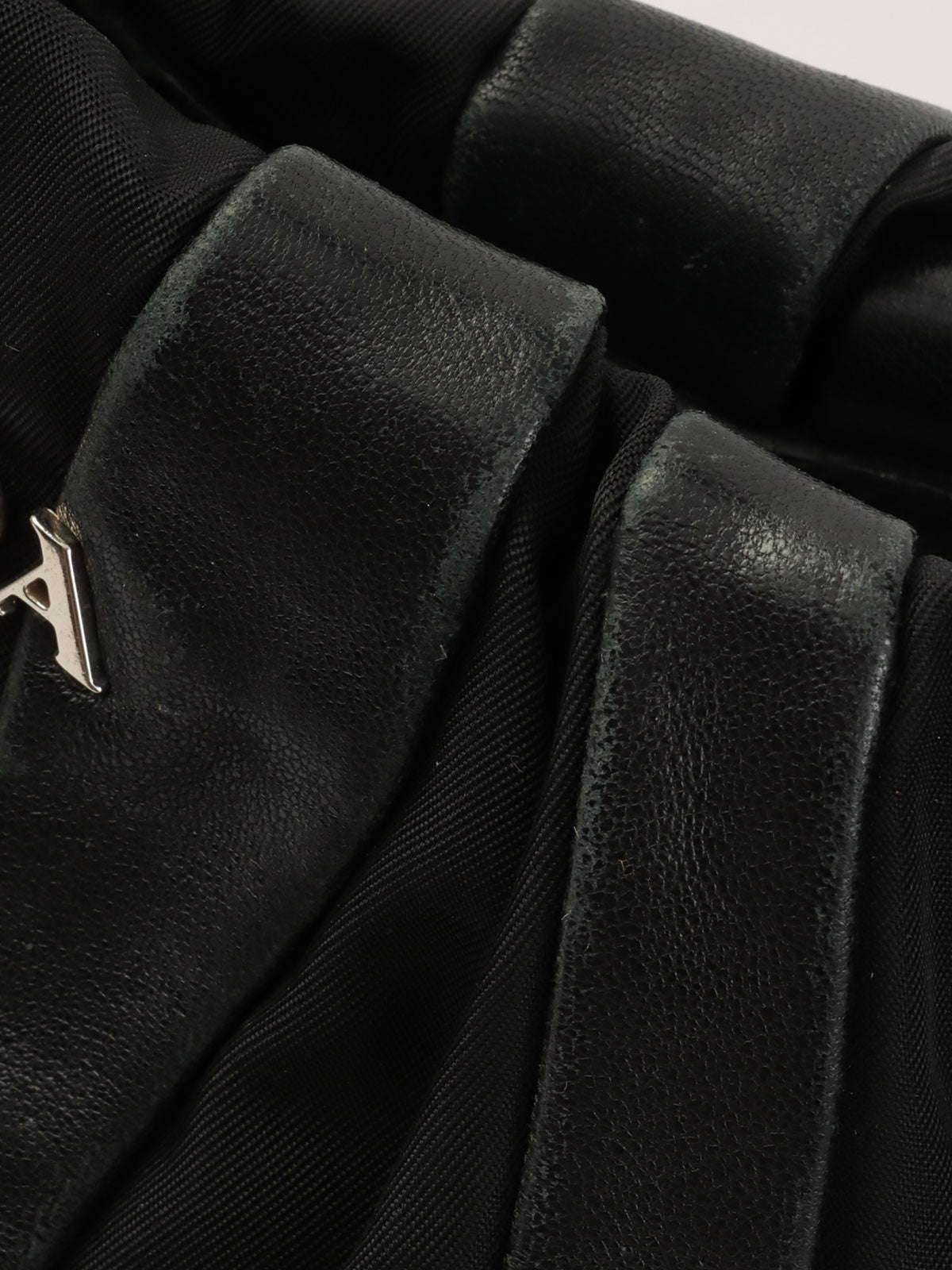 ナイロンレザーコンビロゴプレートワンショルダーバッグ ブラック