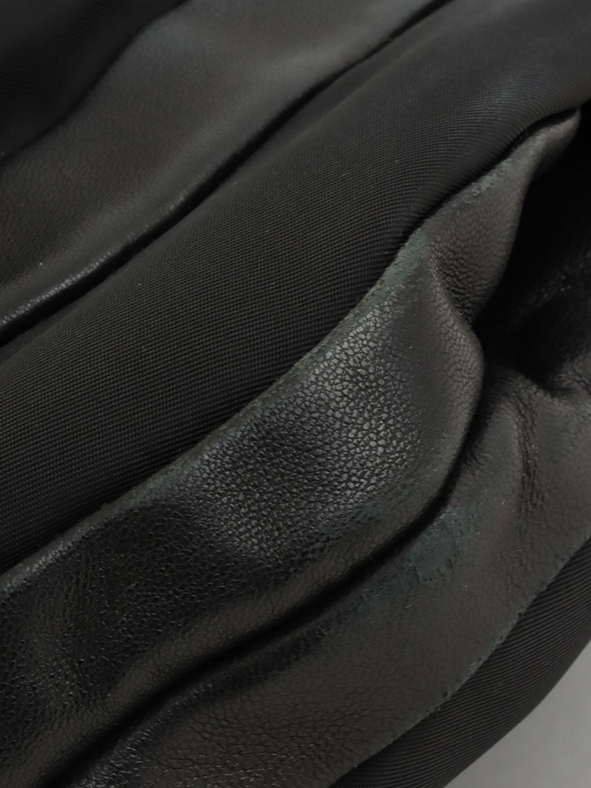 ナイロンレザーコンビロゴプレートワンショルダーバッグ ブラック