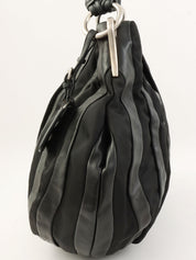 ナイロンレザーコンビロゴプレートワンショルダーバッグ ブラック