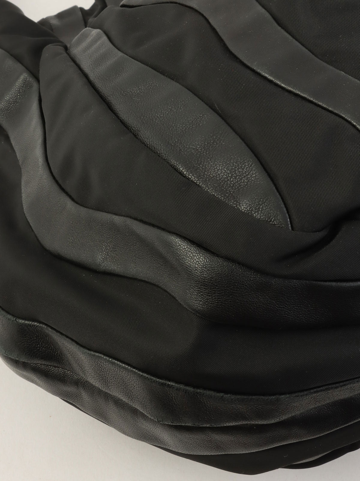 ナイロンレザーコンビロゴプレートワンショルダーバッグ ブラック