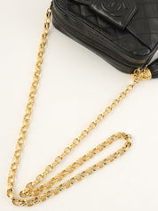 1990 CC 标志缝线流苏珠宝链条包，黑色