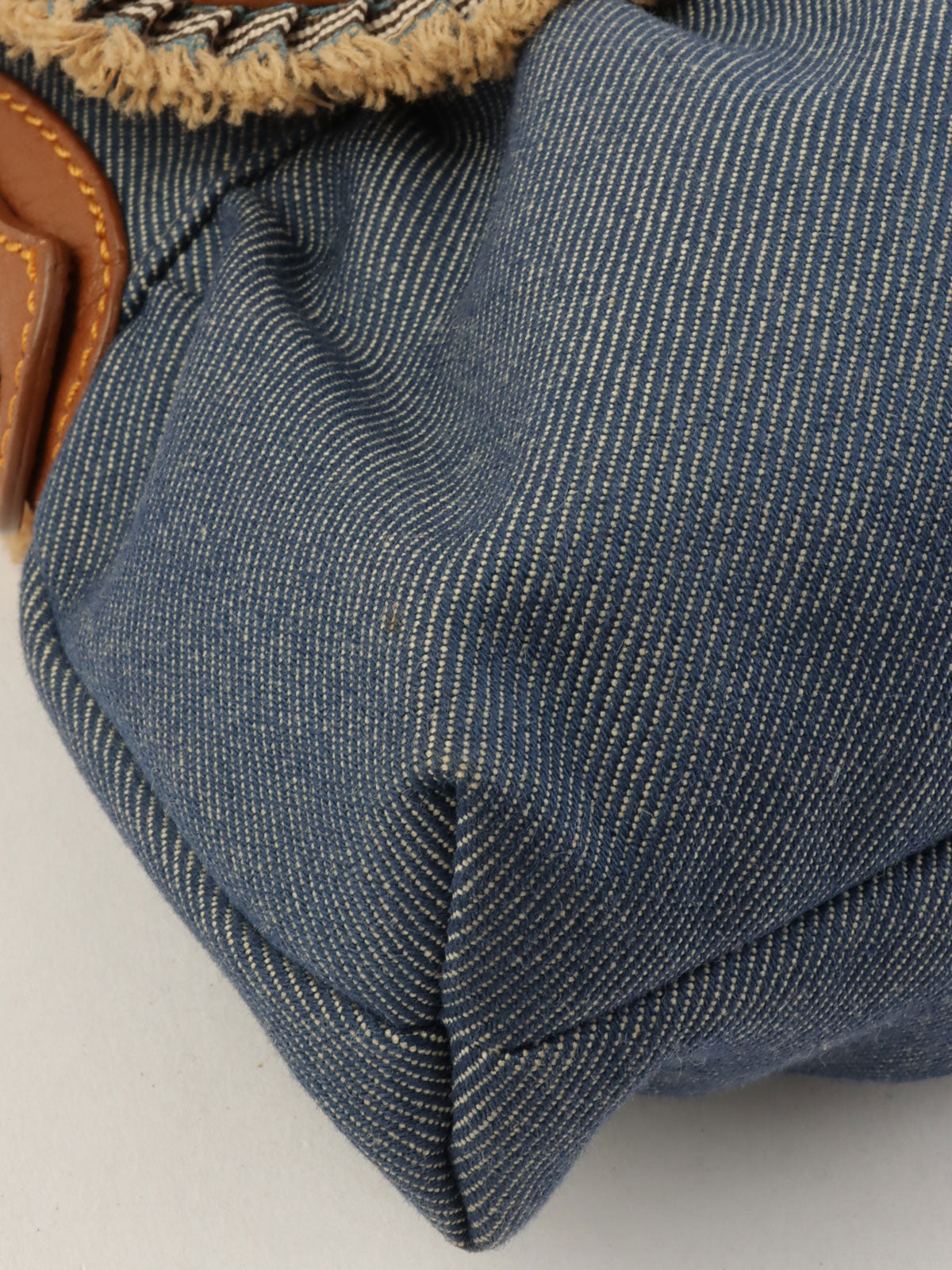 靛蓝/棕色牛仔布Logo吊饰手提包