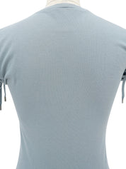 浅蓝色系带短袖T恤，带口袋设计