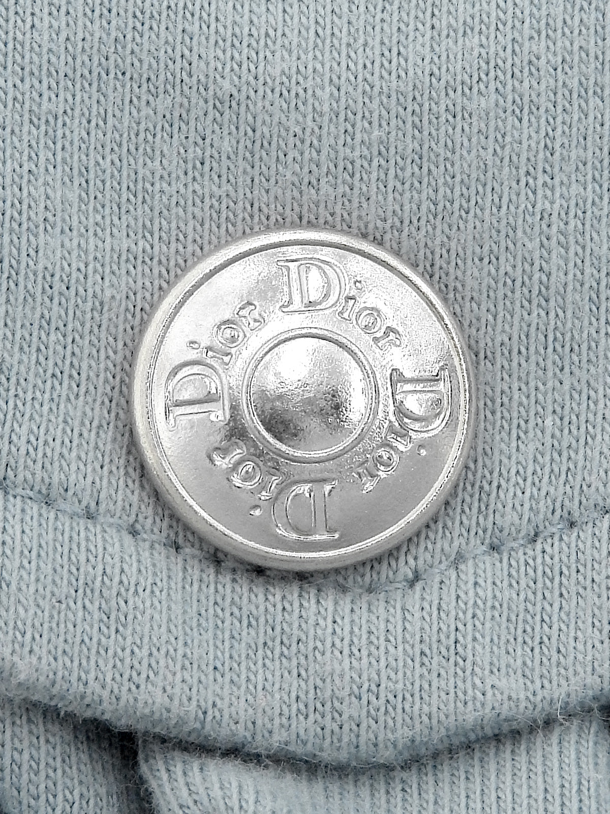 浅蓝色系带短袖T恤，带口袋设计