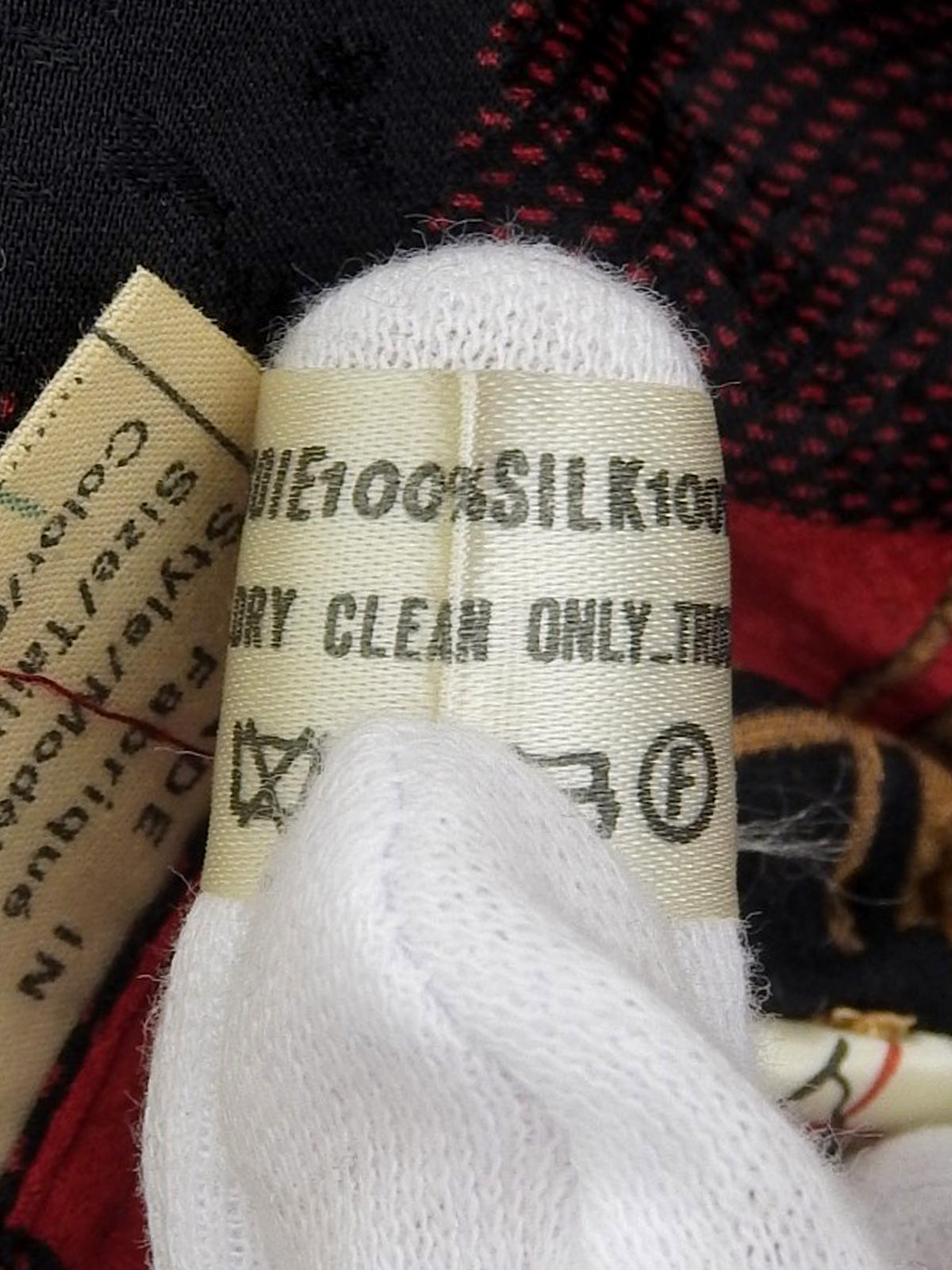 Silk Check Pattern Macadam Button Ribbon Tie Set in Red