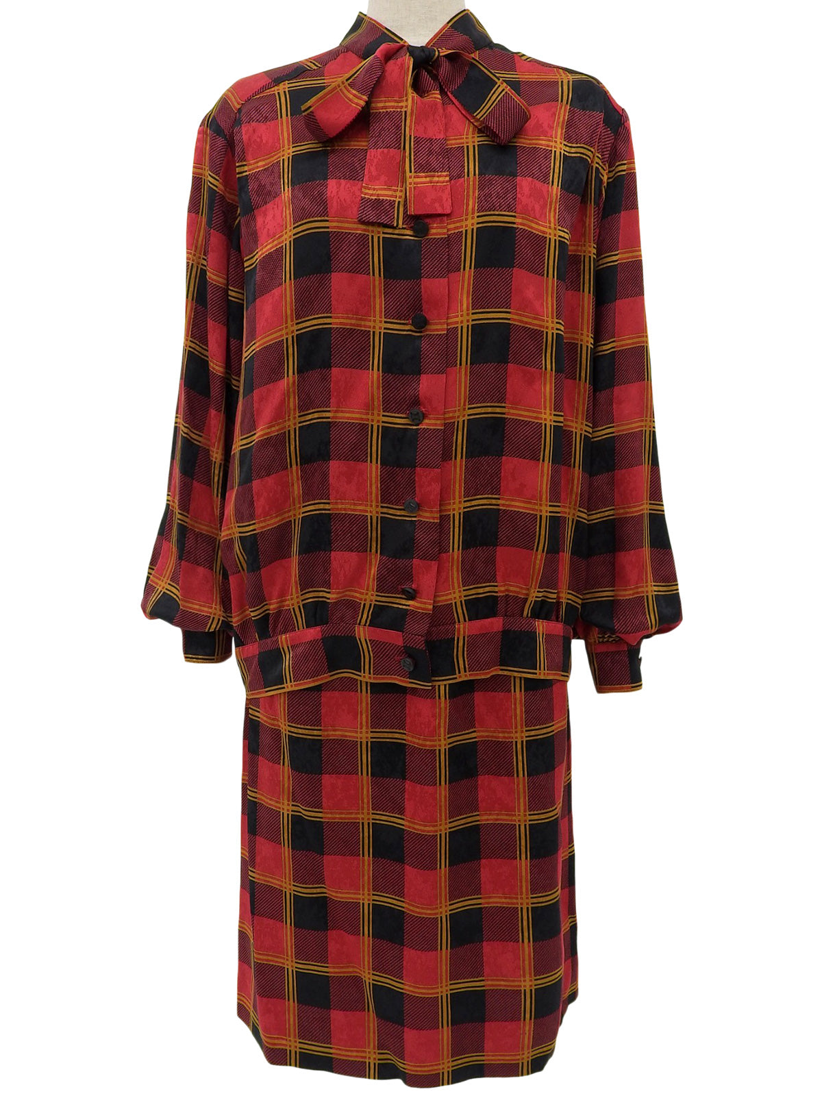 Silk Check Pattern Macadam Button Ribbon Tie Set in Red