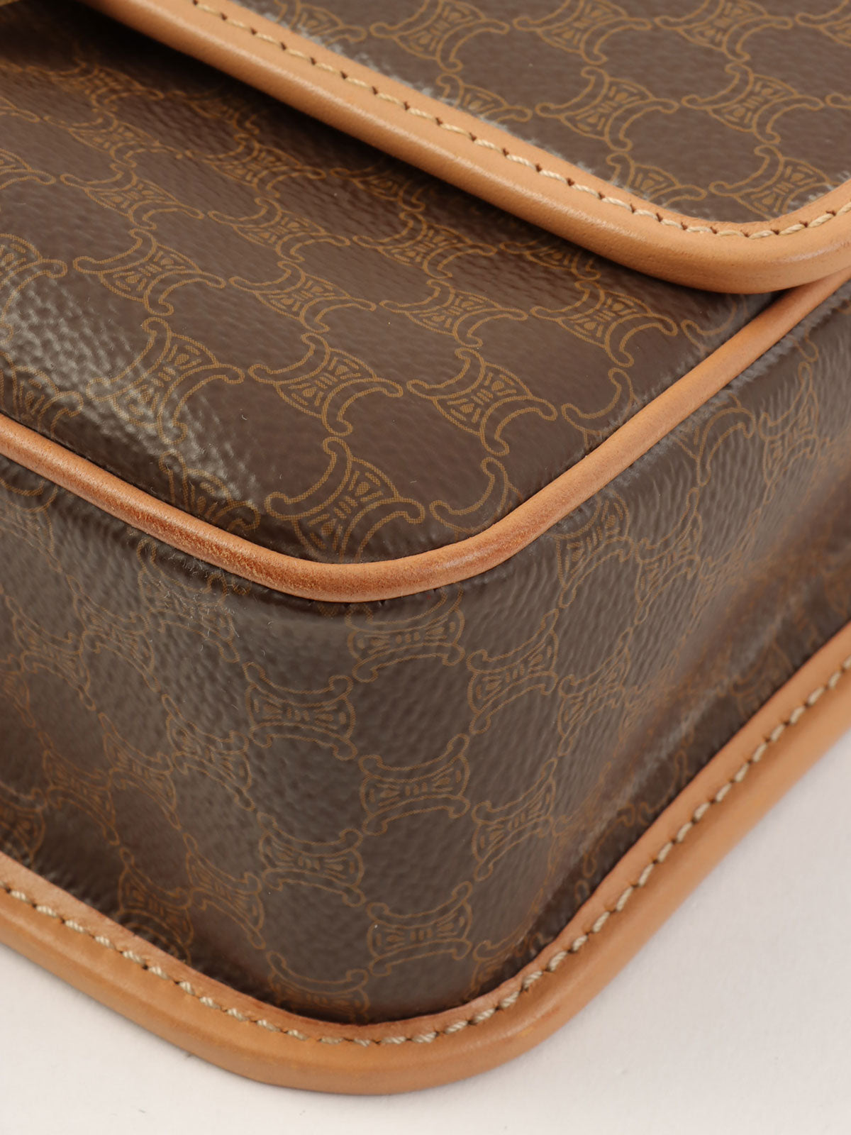 マカダムパターンロゴプレートショルダーバッグ ブラウン