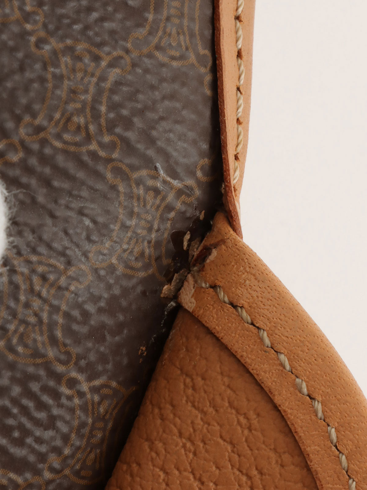 マカダムパターンロゴプレートショルダーバッグ ブラウン