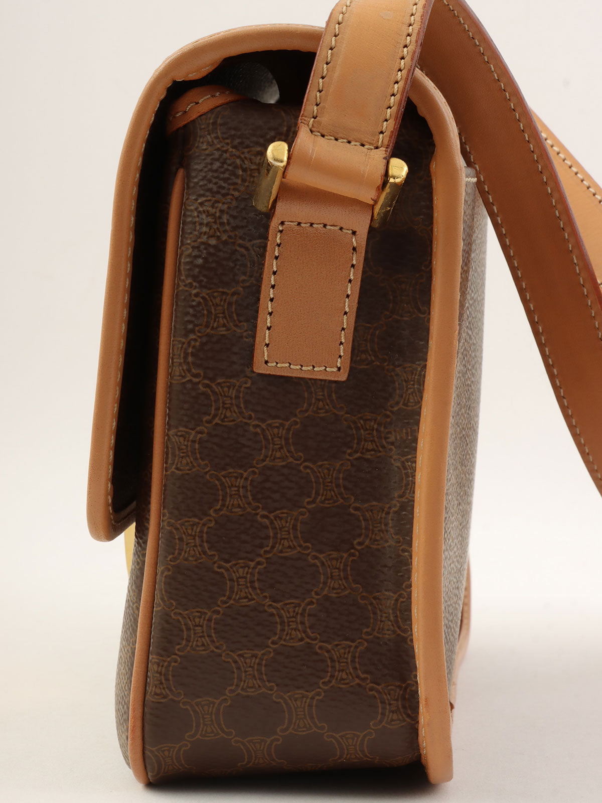 マカダムパターンロゴプレートショルダーバッグ ブラウン