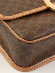 マカダムパターンロゴプレートショルダーバッグ ブラウン