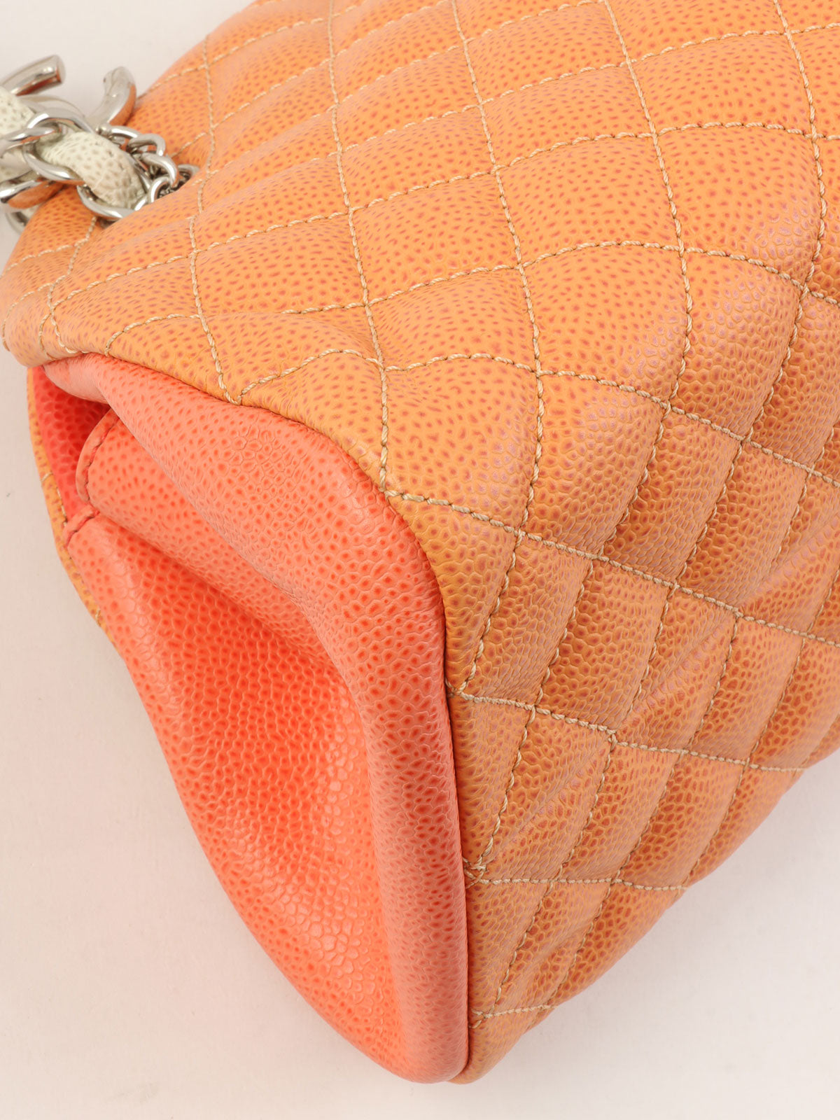 2013年頃製 キャビアスキンCCマークチャームチェーンショルダーバッグ オレンジ/ホワイト